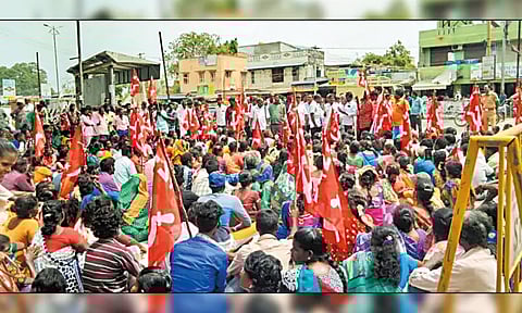 பல்வேறு கோரிக்கைகளை வலியுறுத்தி மலைவாழ் மக்கள் ஆர்ப்பாட்டம்