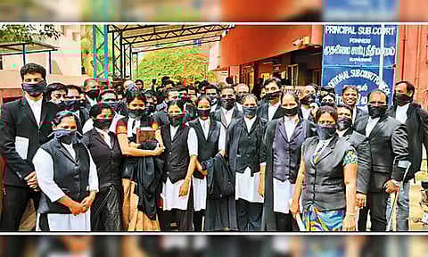 வழக்குகளை வேறு கோர்ட்டுக்கு மாற்ற எதிர்ப்பு தெரிவித்து வாயில் கருப்பு துணி கட்டி வக்கீல்கள் போராட்டம்