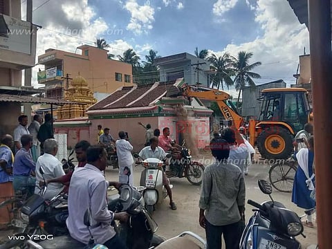 சாலையின் நடுவே இருந்த விநாயகர் கோவில் அகற்றம்