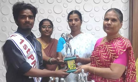 மாநில அளவிலான பளுதூக்கும் போட்டியில் வெற்றி பெற்ற மாணவனுக்கு பாராட்டு