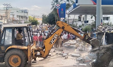 சின்னசேலத்தில் சாலையோர ஆக்கிரமிப்புகள் அகற்றும் பணி: அதிகாரிகள் நடவடிக்கை