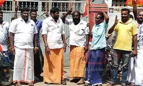 கம்பத்தில் சினிமா தியேட்டர் முற்றுகை