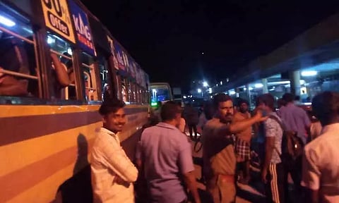 முசிறியில் அரசு பஸ் கண்டக்டரை தாக்க முயன்ற வாலிபர்