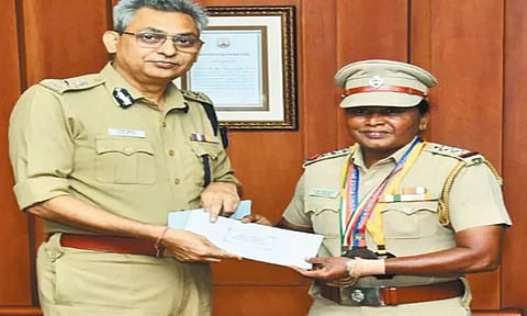 சென்னையில் சைபர் கிரைம் செல்போன் செயலி அறிமுகம்; சிறப்பாக செயல்பட்ட 77 போலீசாருக்கு கமிஷனர் பாராட்டு