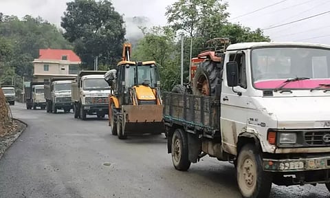 மணிப்பூரில் வாகன சோதனையில் பெண்கள்!