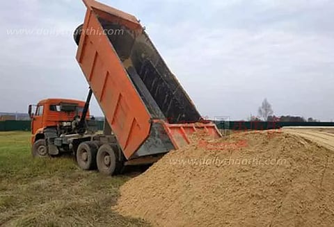 மணல் கடத்தி வந்த டிப்பர் லாரி பறிமுதல்