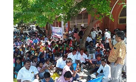 சாதிச் சான்றிதழ் வழங்கக் கோரி 2-ம் நாள் காத்திருப்பு போராட்டம்