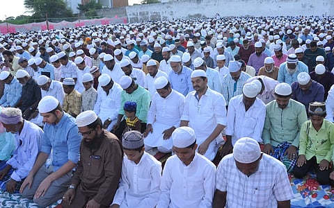 பக்ரீத் பண்டிகையையொட்டி பள்ளிவாசல்களில் முஸ்லிம்கள் சிறப்பு தொழுகை: ஏழைகளுக்கு குர்பானி கொடுத்தனர்