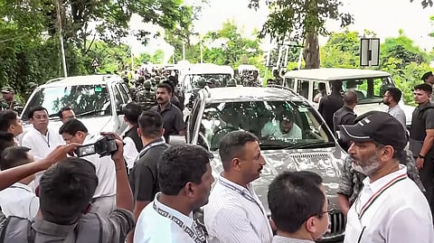 மணிப்பூரில் கலவர பகுதியில் ஆறுதல் கூறச்சென்ற ராகுல் காந்தி தடுத்து நிறுத்தம் - போராடியவர்கள் மீது கண்ணீர்ப்புகை குண்டு வீச்சு