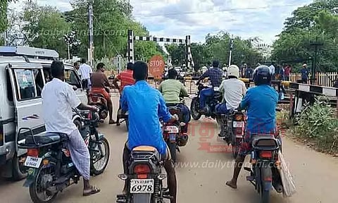 மானாமதுரை ரெயில்வே கேட் முன்அறிவிப்பின்றி மூடல்; 2 மணி நேரம் வாகன ஓட்டிகள் அவதி நிரந்தர தீர்வுக்கு சுரங்க பாதை அமைக்க வலியுறுத்தல்