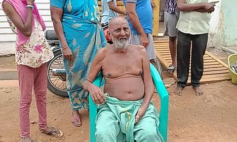 வீட்டில் இருந்து பொருட்களை தெருவில் வீசி எறிந்த தனியார் வங்கி ஊழியர்கள்