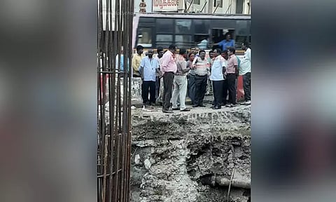 பள்ளிபாளையத்தில் மேம்பால பணிகளை அதிகாரிகள் ஆய்வு