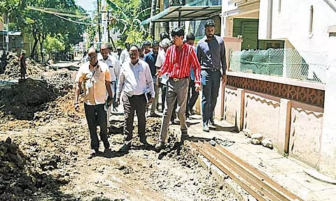 சாலை சீரமைப்பு பணிகளை சென்னை மாநகராட்சி கமிஷனர் ஆய்வு