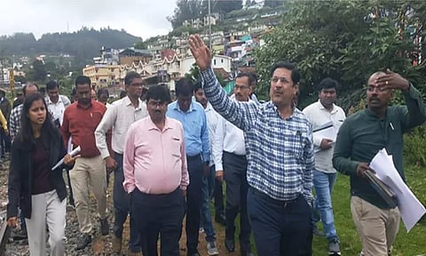 ரெயில் நிலைய வளர்ச்சி திட்ட பணிகள்: ஊட்டி, குன்னூர் ரெயில் நிலையங்களில் தெற்கு ரெயில்வே பொது மேலாளர் ஆய்வு