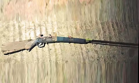 ஆரம்பாக்கம் அருகே போலீசாரை கண்டதும் நாட்டு துப்பாக்கியை புதரில் வீசி சென்ற ஆசாமிகளால் பரபரப்பு