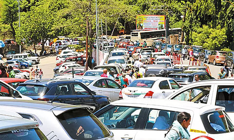 விடுமுறை, முகூர்த்த தினத்தையொட்டி திருத்தணி முருகன் கோவிலில் கடும் போக்குவரத்து நெரிசல்