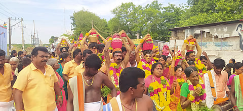 பால்குடம் எடுத்து பக்தர்கள் மலையை சுற்றி கிரிவலம்
