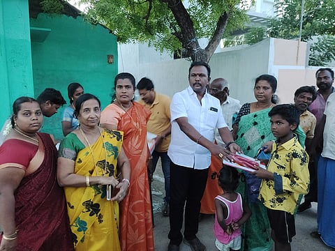 குலசேகரன்பட்டினத்தில் மாணவர்களுக்கு கல்வி உபகரணங்கள் வழங்கும் நிகழ்ச்சி