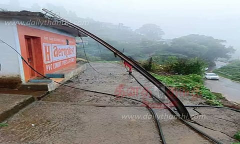 மின்கம்பம் விழுந்ததால் மின்சாரம் துண்டிப்பு