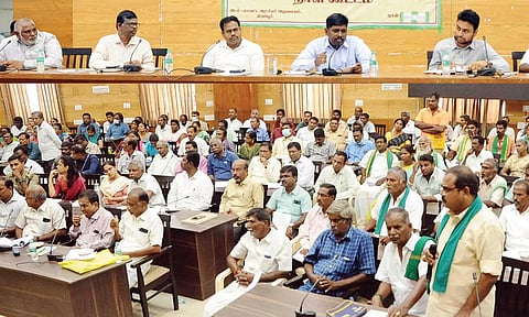 தேங்காய் பருப்பை விற்க முடியாமல் தென்னை விவசாயிகள் தவிப்பு