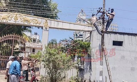 மின்கம்பிகளை மாற்றி அமைத்த ஊழியர்கள்