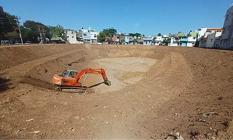 2 குளங்கள் தூர்வாரும் பணி