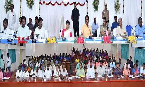 பாதாள சாக்கடையை சுத்தம் செய்ய ரோபோ எந்திரத்தை பயன்படுத்த வேண்டும்