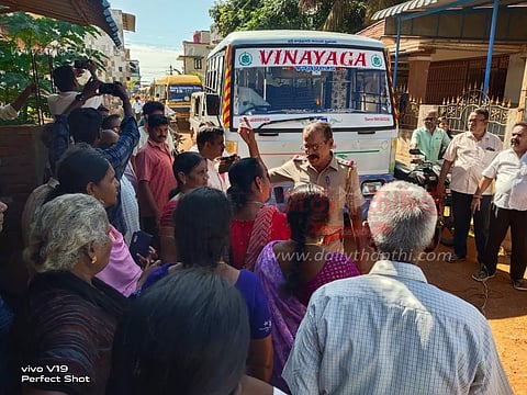 சாலை பணிகள் கிடப்பில் போடப்பட்டதால் கிராம மக்கள் மறியல்