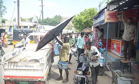 சாலையோர ஆக்கிரமிப்புகள் அகற்றம்