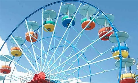 ஈரானில் பழுது ஏற்பட்டு திடீரென கழன்று விழுந்த ராட்டினம் - 11 பேர் படுகாயம்