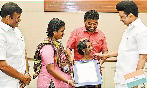 முகச்சிதைவு நோயால் பாதிக்கப்பட்டு சிகிச்சை பெற்ற சிறுமி தானியாவுக்கு வீட்டு மனை பட்டா: முதல்-அமைச்சர் வழங்கினார்