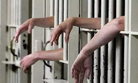 பாகிஸ்தான் சிறையில் பக்ரீத் தொழுகையின்போது 17 கைதிகள் தப்பியோட்டம் - துப்பாக்கிச் சூட்டில் ஒருவர் உயிரிழப்பு