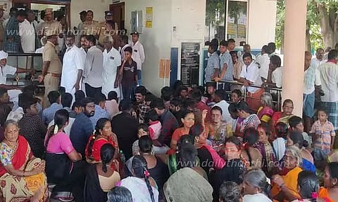 நம்பியூரில் மின்மயானம் அமைக்க எதிர்ப்பு: பேரூராட்சி அலுவலகத்தை பொதுமக்கள் முற்றுகை