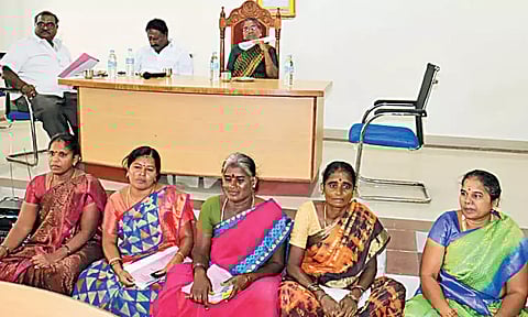 ஒன்றிய குழு தலைவர் பாரபட்சம் காட்டுவதாக புகார்: தி.மு.க., காங்கிரஸ் பெண் கவுன்சிலர்கள் தர்ணா