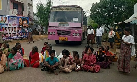 குடிநீர் இணைப்பு கேட்டு பொதுமக்கள் சாலை மறியல்: சங்கராபுரம் அருகே பரபரப்பு