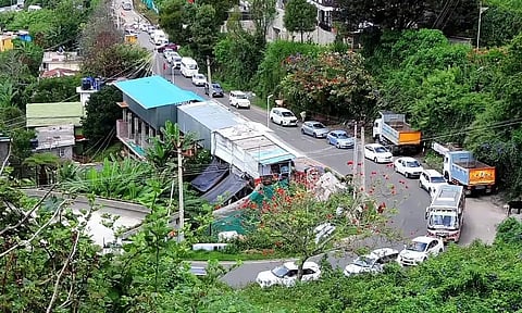 கொடைக்கானலுக்கு படையெடுத்த சுற்றுலா பயணிகள்; 5 கி.மீ. தூரத்துக்கு அணிவகுத்து நின்ற வாகனங்கள்