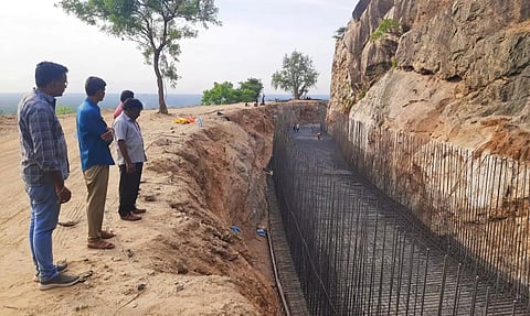 கல்குவாரிகள் வேலை நிறுத்தம் எதிரொலியால் காண்டூர் கால்வாய் புனரமைப்பு பணி பாதிப்பு