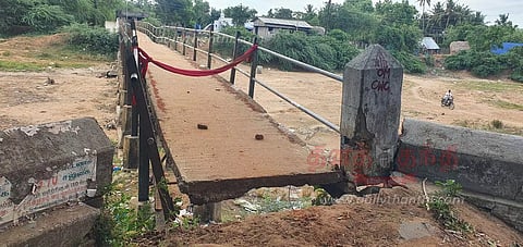 சேதமடைந்த நடைபாலத்தை அகற்ற வேண்டும்