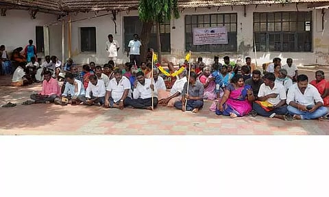 ஒப்பந்த ஊழியரின் உடலை வாங்க மறுத்து உறவினர்கள் போராட்டம்