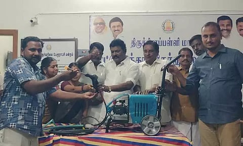 காட்டுப்புத்தூர் பேரூராட்சியில் கழிவறைகளை தூய்மைப்படுத்த புதிய எந்திரம்