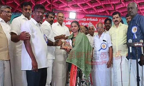 10, 12-ம் வகுப்பு தேர்வில் அதிக மதிப்பெண் பெற்ற மாணவர்களுக்கு பரிசு; சபாநாயகர் அப்பாவு வழங்கினார்