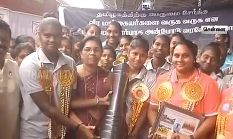 தேசிய சீனியர் கால்பந்து போட்டியில் சாம்பியன் பட்டம் வென்ற தமிழ்நாடு மகளிர் அணிக்கு உற்சாக வரவேற்பு