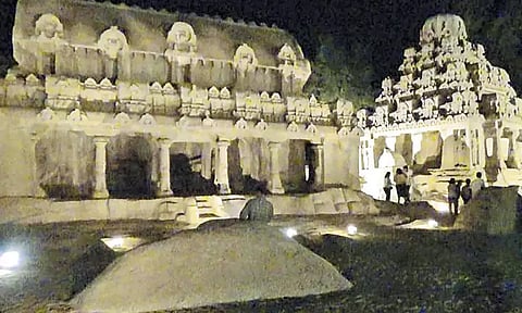 இரவு நேரத்தில் சுற்றுலா பயணிகளுக்கு அனுமதி வழங்கலாமா? மாமல்லபுரம் புராதன சின்ன பகுதிகளில் தொல்லியல் துறை அதிகாரிகள் ஆய்வு