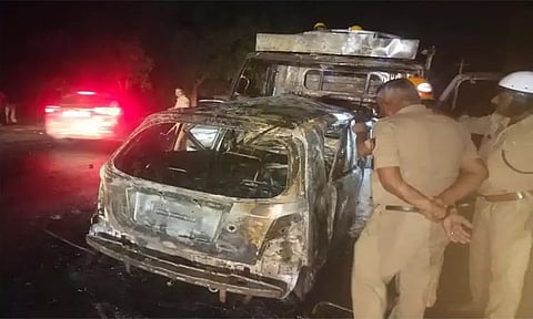 சரக்கு வாகனம் மீது மோதி கார் தீப்பிடித்து டிரைவர் உடல் கருகி சாவு