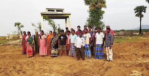 சுடுகாட்டில் நின்று கிராம மக்கள் போராட்டம்