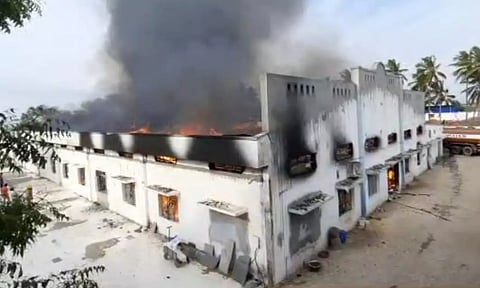 பனியன் நிறுவன தீ விபத்தில் ரூ.1 கோடி மதிப்பிலான ஆடைகள், எந்திரங்கள் நாசம்