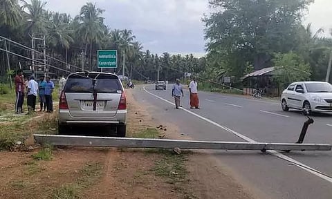 மின்கம்பத்தில் மோதிய கார்