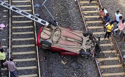 நாக்பூரில் மேம்பாலத்தில் இருந்து தண்டவாளத்தில் விழுந்த கார் - 5 பேர் படுகாயம்