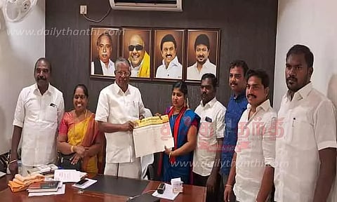 அ.தி.மு.க. கவுன்சிலர் தி.மு.க.வில் இணைந்தார்