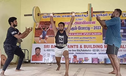 மாவட்ட அளவிலான பளு தூக்கும் போட்டி